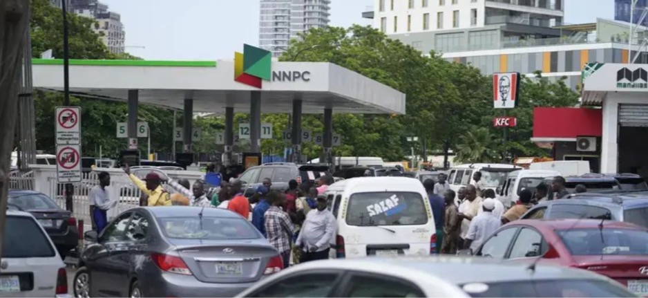 JUST IN: NNPC Lowers Petrol Price To N860 Per Liter